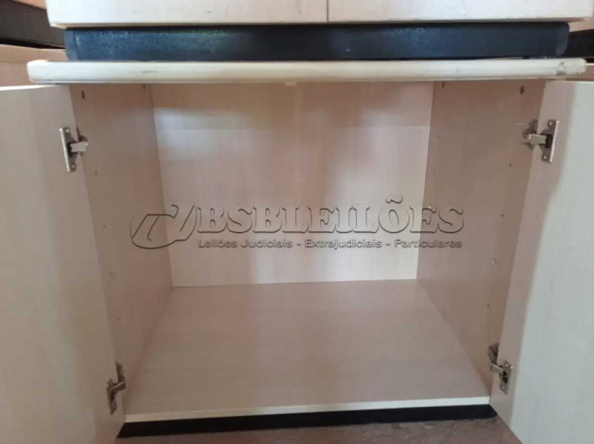 LOTE 377 - 02 ARMÁRIOS BAIXOS EM MADEIRA COM 02 PORTAS. (NO ESTADO) ATENÇÃO! FAZER A VISITAÇÃO ANTES DE ARREMATAR, NÃO SABEMOS SE FUNCIONA. LEILÃO NÃO TEM GARANTIA E NEM DEVOLUÇÃO, SUJEITO A POSSÍVEIS AVARIAS VISÍVEIS/OCULTAS E/OU AUSÊNCIA DE COMPONENTES.