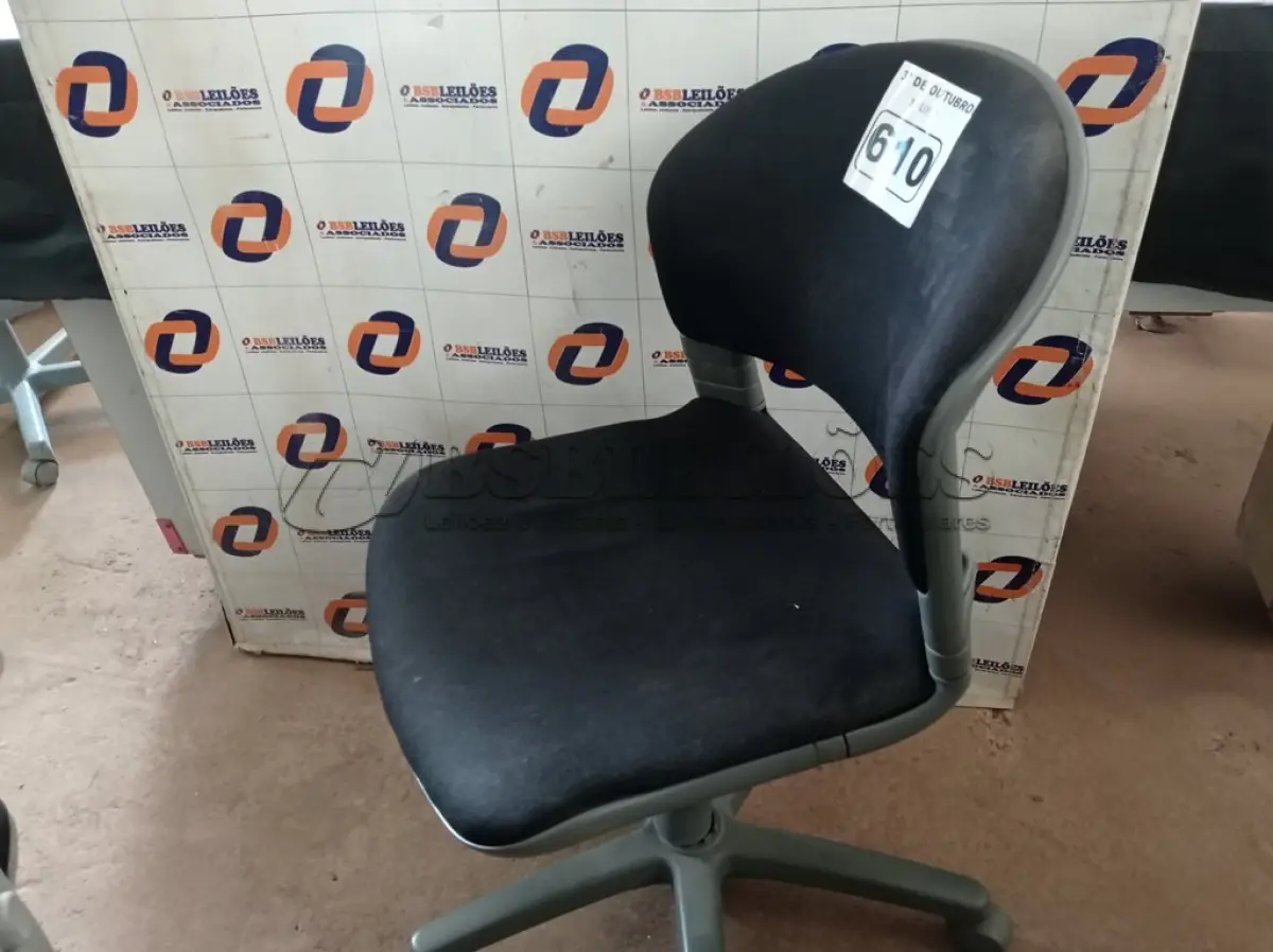 LOTE 610 - 01 CADEIRA DE ESCRITÓRIO COM BASE GIRATÓRIA. (NO ESTADO) ATENÇÃO! FAZER A VISITAÇÃO ANTES DE ARREMATAR, NÃO SABEMOS SE FUNCIONA. LEILÃO NÃO TEM GARANTIA E NEM DEVOLUÇÃO, SUJEITO A POSSÍVEIS AVARIAS VISÍVEIS/OCULTAS E/OU AUSÊNCIA DE COMPONENTES.
