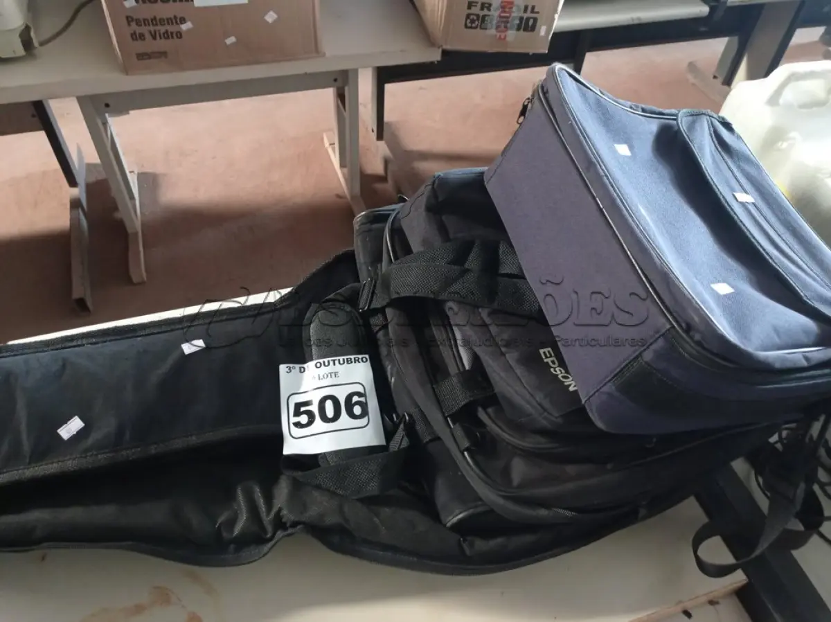 LOTE 506 - 01 BOLSA PARA VIOLÃO, 02 BOLSAS PARA NOTEBOOK E 02 BOLSAS PARA PROJETOR MULTIMIDIA. (NO ESTADO) ATENÇÃO! FAZER A VISITAÇÃO ANTES DE ARREMATAR, NÃO SABEMOS SE FUNCIONA. LEILÃO NÃO TEM GARANTIA E NEM DEVOLUÇÃO, SUJEITO A POSSÍVEIS AVARIAS VISÍVEIS/OCULTAS E/OU AUSÊNCIA DE COMPONENTES.
