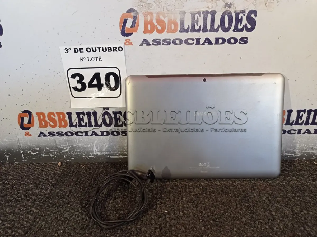 LOTE 340 - 01 TABLET SAMSUNG COM CABO. (NO ESTADO) ATENÇÃO! FAZER A VISITAÇÃO ANTES DE ARREMATAR, NÃO SABEMOS SE FUNCIONA. LEILÃO NÃO TEM GARANTIA E NEM DEVOLUÇÃO, SUJEITO A POSSÍVEIS AVARIAS VISÍVEIS/OCULTAS E/OU AUSÊNCIA DE COMPONENTES.