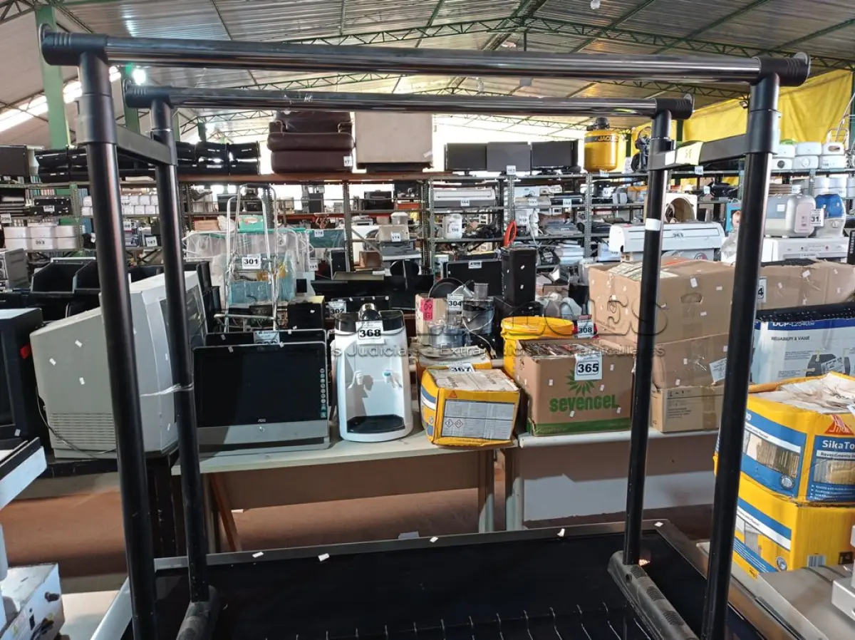 LOTE 391 - 01 TV DE PLASMA PANASONIC 50” POL E 01 EXPOSITOR. (NO ESTADO) ATENÇÃO! FAZER A VISITAÇÃO ANTES DE ARREMATAR, NÃO SABEMOS SE FUNCIONA. LEILÃO NÃO TEM GARANTIA E NEM DEVOLUÇÃO, SUJEITO A POSSÍVEIS AVARIAS VISÍVEIS/OCULTAS E/OU AUSÊNCIA DE COMPONENTES.