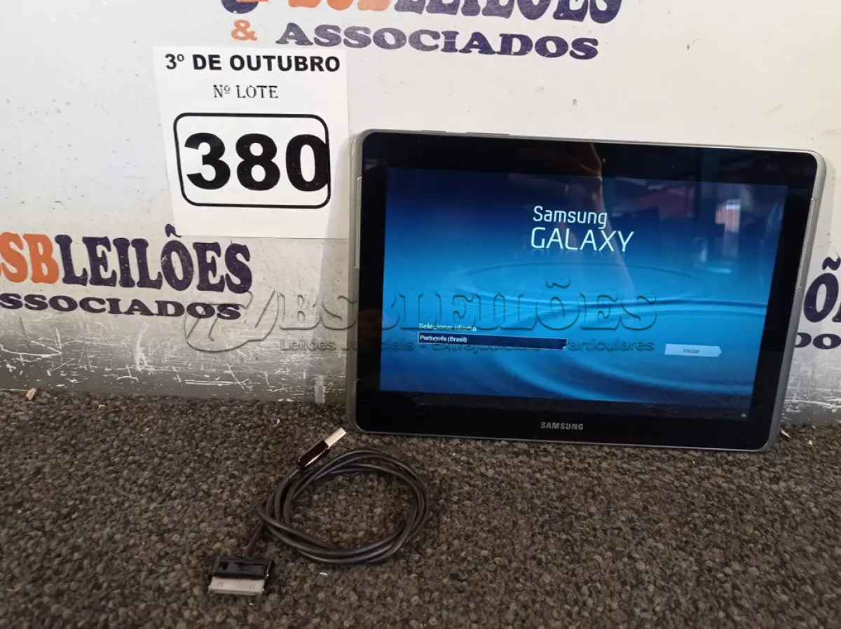 LOTE 380 - 01 TABLET SAMSUNG COM CABO. (NO ESTADO) ATENÇÃO! FAZER A VISITAÇÃO ANTES DE ARREMATAR, NÃO SABEMOS SE FUNCIONA. LEILÃO NÃO TEM GARANTIA E NEM DEVOLUÇÃO, SUJEITO A POSSÍVEIS AVARIAS VISÍVEIS/OCULTAS E/OU AUSÊNCIA DE COMPONENTES.