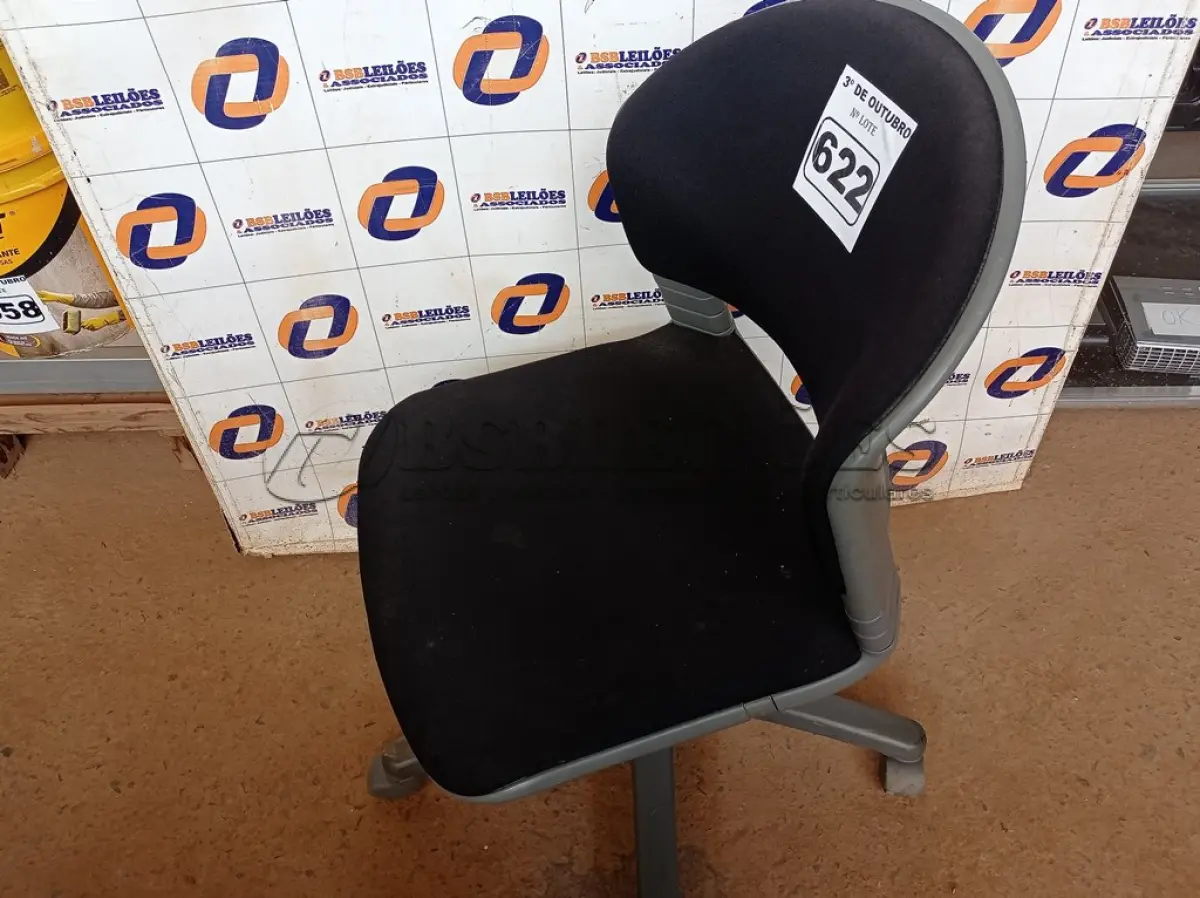 LOTE 622 - 01 CADEIRA DE ESCRITÓRIO COM BASE GIRATÓRIA. (NO ESTADO) ATENÇÃO! FAZER A VISITAÇÃO ANTES DE ARREMATAR, NÃO SABEMOS SE FUNCIONA. LEILÃO NÃO TEM GARANTIA E NEM DEVOLUÇÃO, SUJEITO A POSSÍVEIS AVARIAS VISÍVEIS/OCULTAS E/OU AUSÊNCIA DE COMPONENTES.