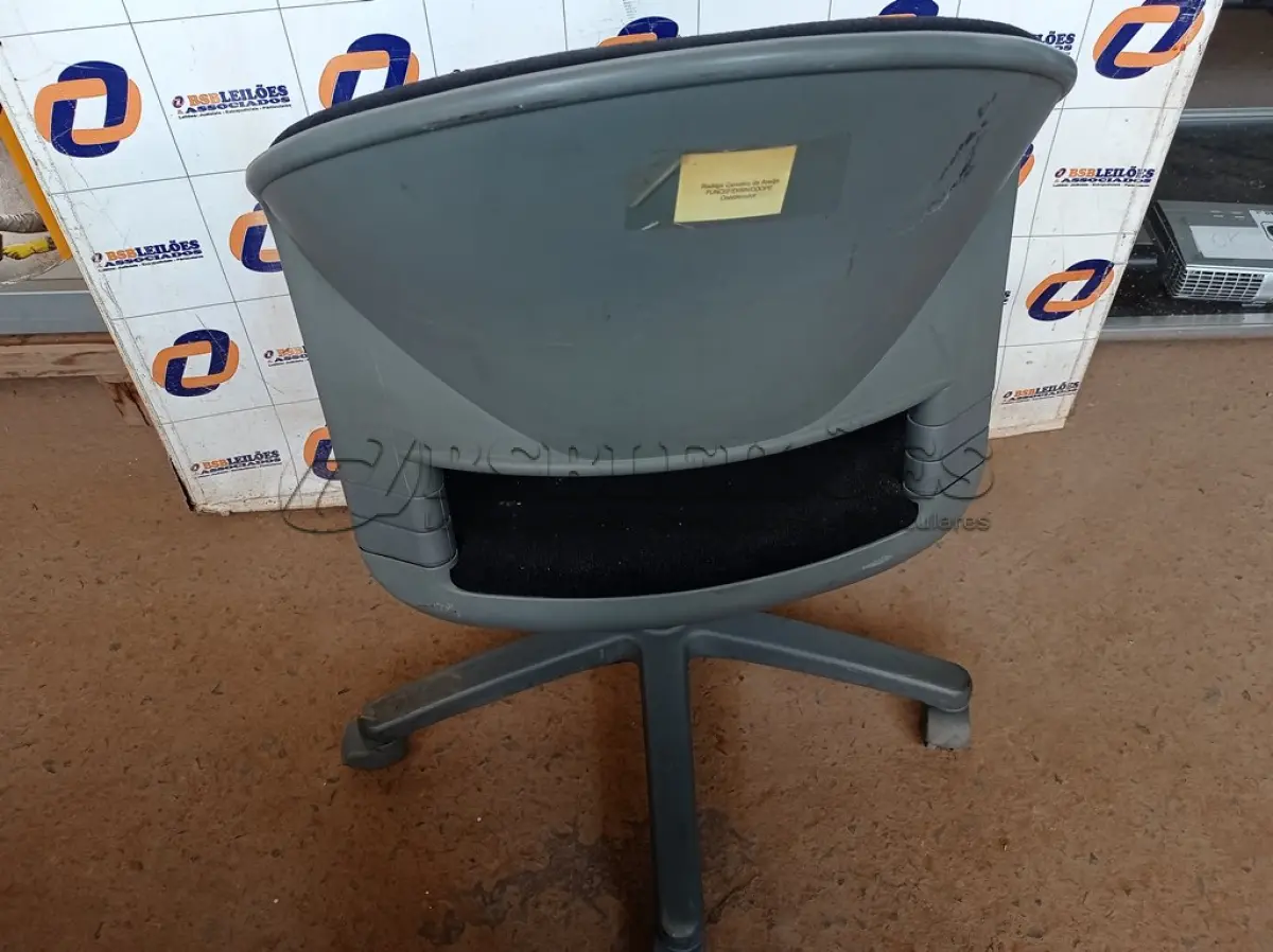 LOTE 622 - 01 CADEIRA DE ESCRITÓRIO COM BASE GIRATÓRIA. (NO ESTADO) ATENÇÃO! FAZER A VISITAÇÃO ANTES DE ARREMATAR, NÃO SABEMOS SE FUNCIONA. LEILÃO NÃO TEM GARANTIA E NEM DEVOLUÇÃO, SUJEITO A POSSÍVEIS AVARIAS VISÍVEIS/OCULTAS E/OU AUSÊNCIA DE COMPONENTES.
