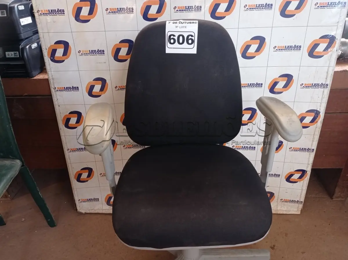 LOTE 606 - 01 CADEIRA DE ESCRITÓRIO COM BASE GIRATÓRIA. (NO ESTADO) ATENÇÃO! FAZER A VISITAÇÃO ANTES DE ARREMATAR, NÃO SABEMOS SE FUNCIONA. LEILÃO NÃO TEM GARANTIA E NEM DEVOLUÇÃO, SUJEITO A POSSÍVEIS AVARIAS VISÍVEIS/OCULTAS E/OU AUSÊNCIA DE COMPONENTES.