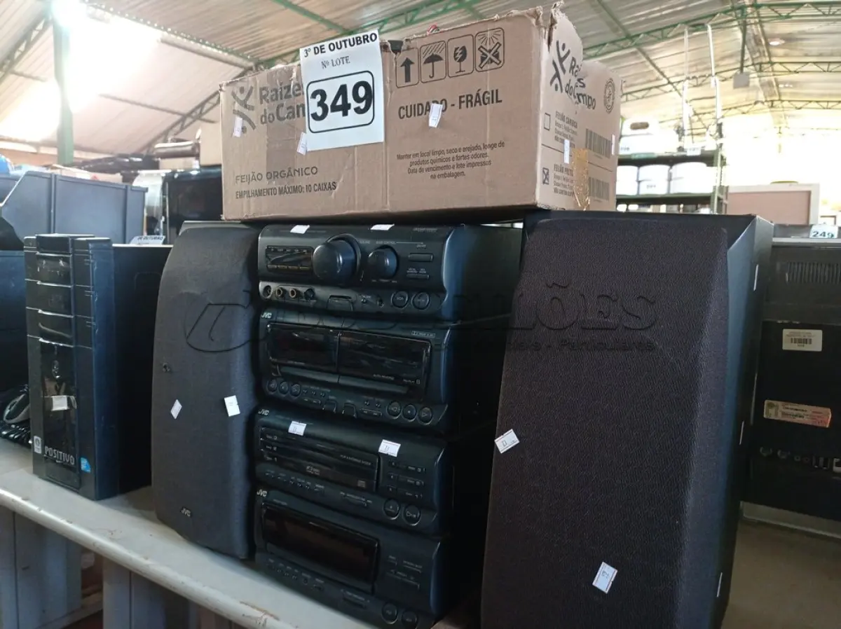 LOTE 349 - 01 APARELHO DE SOM 3X1 MARCA JVC E VÁRIAS CAIXINHAS DE SOM. (NO ESTADO) ATENÇÃO! FAZER A VISITAÇÃO ANTES DE ARREMATAR, NÃO SABEMOS SE FUNCIONA. LEILÃO NÃO TEM GARANTIA E NEM DEVOLUÇÃO, SUJEITO A POSSÍVEIS AVARIAS VISÍVEIS/OCULTAS E/OU AUSÊNCIA DE COMPONENTES.