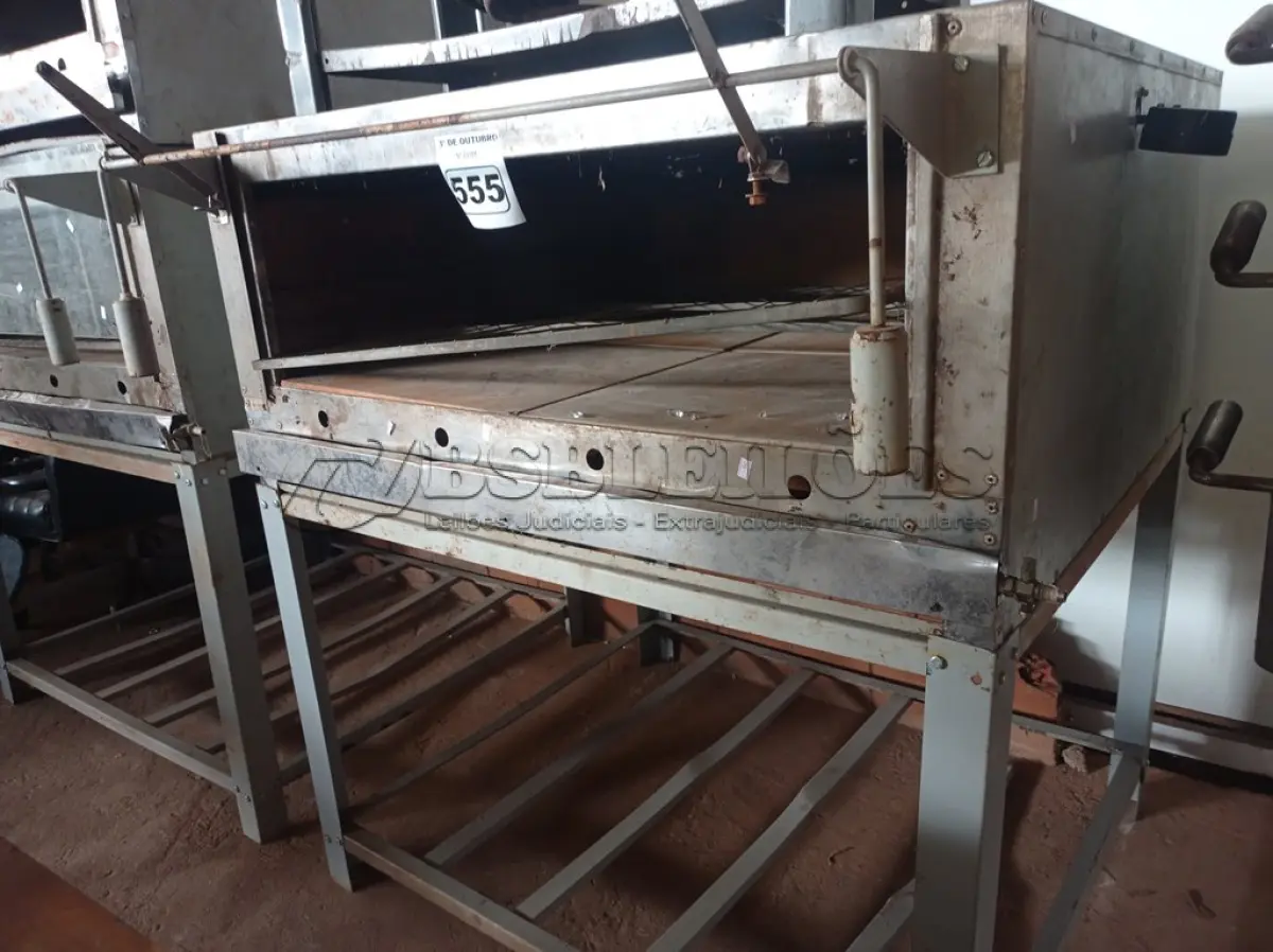 LOTE 555 - 01 FORNO INDUSTRIAL A GÁS COM AVARIAS.  (NO ESTADO) ATENÇÃO! FAZER A VISITAÇÃO ANTES DE ARREMATAR, NÃO SABEMOS SE FUNCIONA. LEILÃO NÃO TEM GARANTIA E NEM DEVOLUÇÃO, SUJEITO A POSSÍVEIS AVARIAS VISÍVEIS/OCULTAS E/OU AUSÊNCIA DE COMPONENTES.