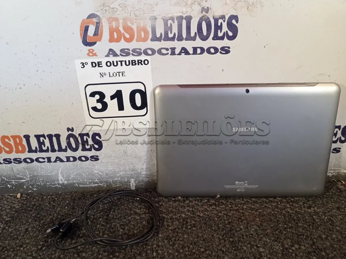 LOTE 310 - 01 TABLET SAMSUNG COM CABO. (NO ESTADO) ATENÇÃO! FAZER A VISITAÇÃO ANTES DE ARREMATAR, NÃO SABEMOS SE FUNCIONA. LEILÃO NÃO TEM GARANTIA E NEM DEVOLUÇÃO, SUJEITO A POSSÍVEIS AVARIAS VISÍVEIS/OCULTAS E/OU AUSÊNCIA DE COMPONENTES.