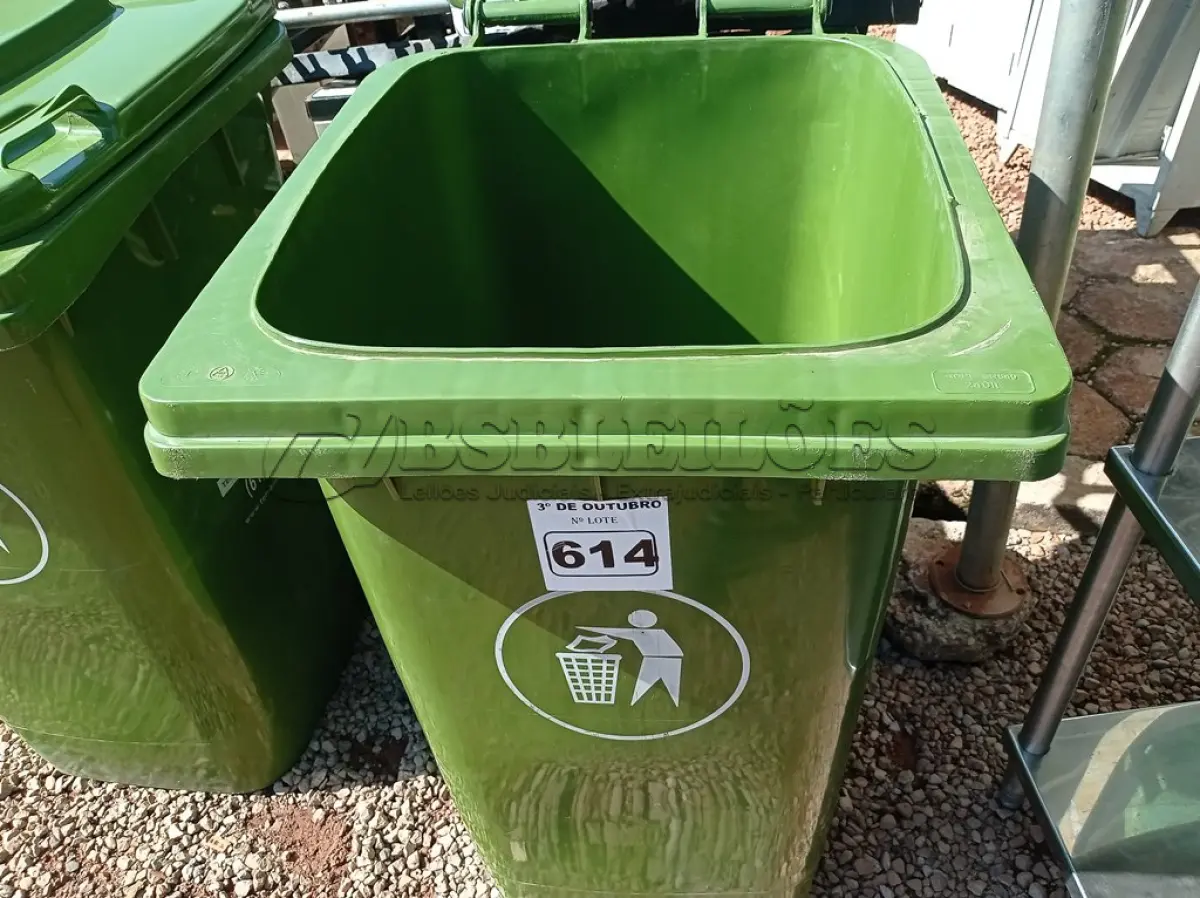 LOTE 614 - 01 CONTAINER HDPE EM-840 240L. (NO ESTADO) ATENÇÃO! FAZER A VISITAÇÃO ANTES DE ARREMATAR, NÃO SABEMOS SE FUNCIONA. LEILÃO NÃO TEM GARANTIA E NEM DEVOLUÇÃO, SUJEITO A POSSÍVEIS AVARIAS VISÍVEIS/OCULTAS E/OU AUSÊNCIA DE COMPONENTES.