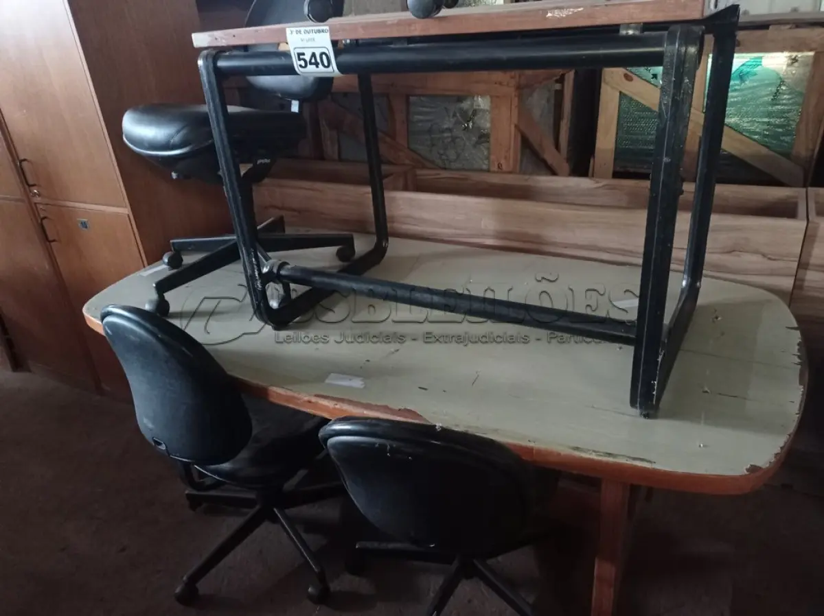 LOTE 540 - 01 MESA DE REUNIÃO EM MADEIRA, 04 CADEIRAS DE ESCRITÓRIO COM BASE GIRATÓRIA E 01 MESA COM BASE DE FERRO FUNDIDO E TAMPO EM MADEIRA. (NO ESTADO) ATENÇÃO! FAZER A VISITAÇÃO ANTES DE ARREMATAR, NÃO SABEMOS SE FUNCIONA. LEILÃO NÃO TEM GARANTIA E NEM DEVOLUÇÃO, SUJEITO A POSSÍVEIS AVARIAS VISÍVEIS/OCULTAS E/OU AUSÊNCIA DE COMPONENTES.