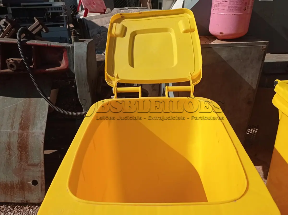 LOTE 591 - 01 CONTAINER HDPE EM-840 240L. (NO ESTADO) ATENÇÃO! FAZER A VISITAÇÃO ANTES DE ARREMATAR, NÃO SABEMOS SE FUNCIONA. LEILÃO NÃO TEM GARANTIA E NEM DEVOLUÇÃO, SUJEITO A POSSÍVEIS AVARIAS VISÍVEIS/OCULTAS E/OU AUSÊNCIA DE COMPONENTES.