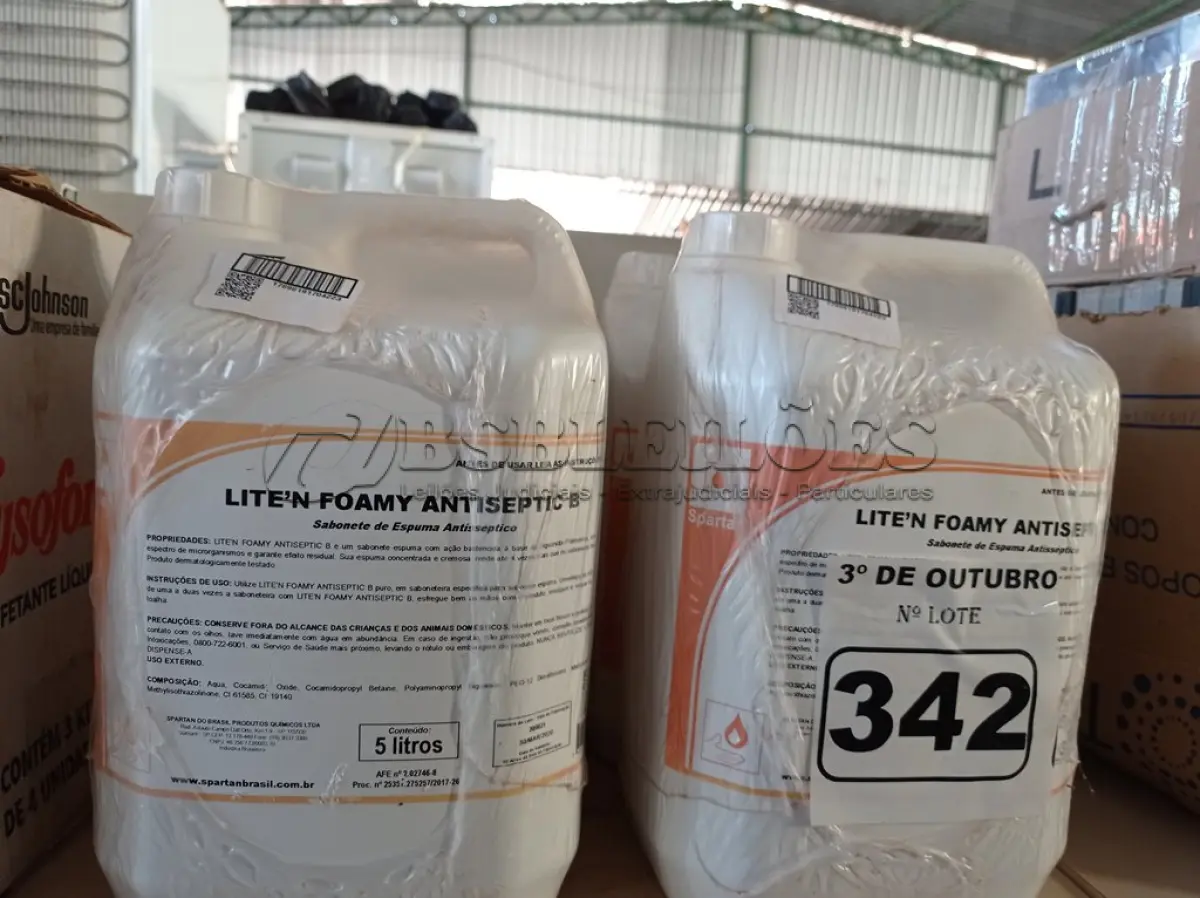 LOTE 342 - 20 LITROS DE SABONETE DE ESPUMA ANTISSÉPTICO. (NO ESTADO) ATENÇÃO! FAZER A VISITAÇÃO ANTES DE ARREMATAR, NÃO SABEMOS SE FUNCIONA. LEILÃO NÃO TEM GARANTIA E NEM DEVOLUÇÃO, SUJEITO A POSSÍVEIS AVARIAS VISÍVEIS/OCULTAS E/OU AUSÊNCIA DE COMPONENTES.