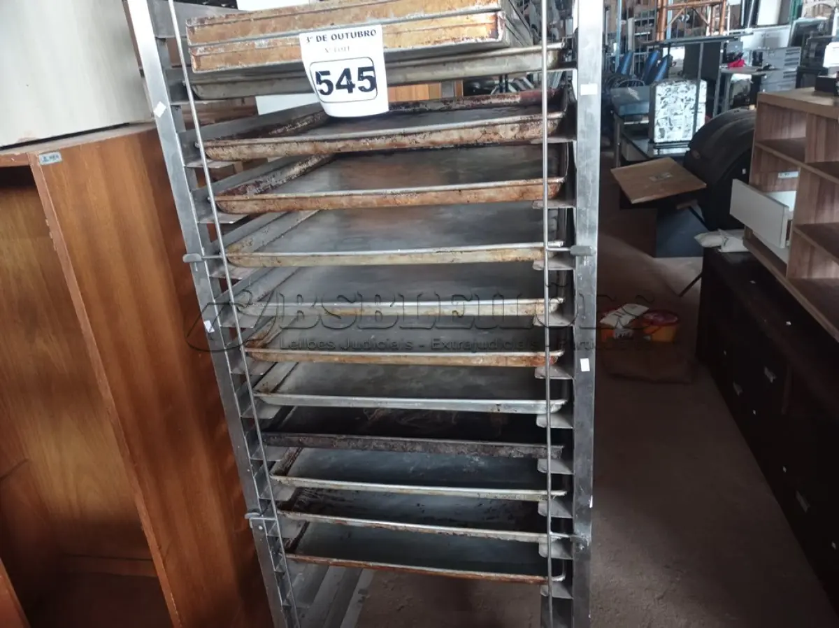 LOTE 545 - 01 CARRINHO PORTA BANDEJAS EM INOX COM 13 BANDEJAS AVULSAS. (NO ESTADO) ATENÇÃO! FAZER A VISITAÇÃO ANTES DE ARREMATAR, NÃO SABEMOS SE FUNCIONA. LEILÃO NÃO TEM GARANTIA E NEM DEVOLUÇÃO, SUJEITO A POSSÍVEIS AVARIAS VISÍVEIS/OCULTAS E/OU AUSÊNCIA DE COMPONENTES.