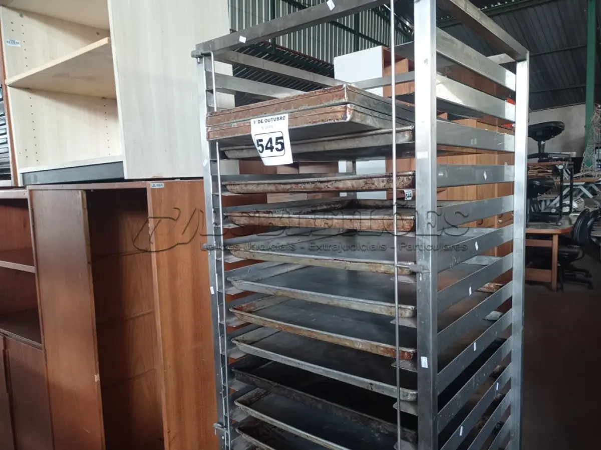 LOTE 545 - 01 CARRINHO PORTA BANDEJAS EM INOX COM 13 BANDEJAS AVULSAS. (NO ESTADO) ATENÇÃO! FAZER A VISITAÇÃO ANTES DE ARREMATAR, NÃO SABEMOS SE FUNCIONA. LEILÃO NÃO TEM GARANTIA E NEM DEVOLUÇÃO, SUJEITO A POSSÍVEIS AVARIAS VISÍVEIS/OCULTAS E/OU AUSÊNCIA DE COMPONENTES.