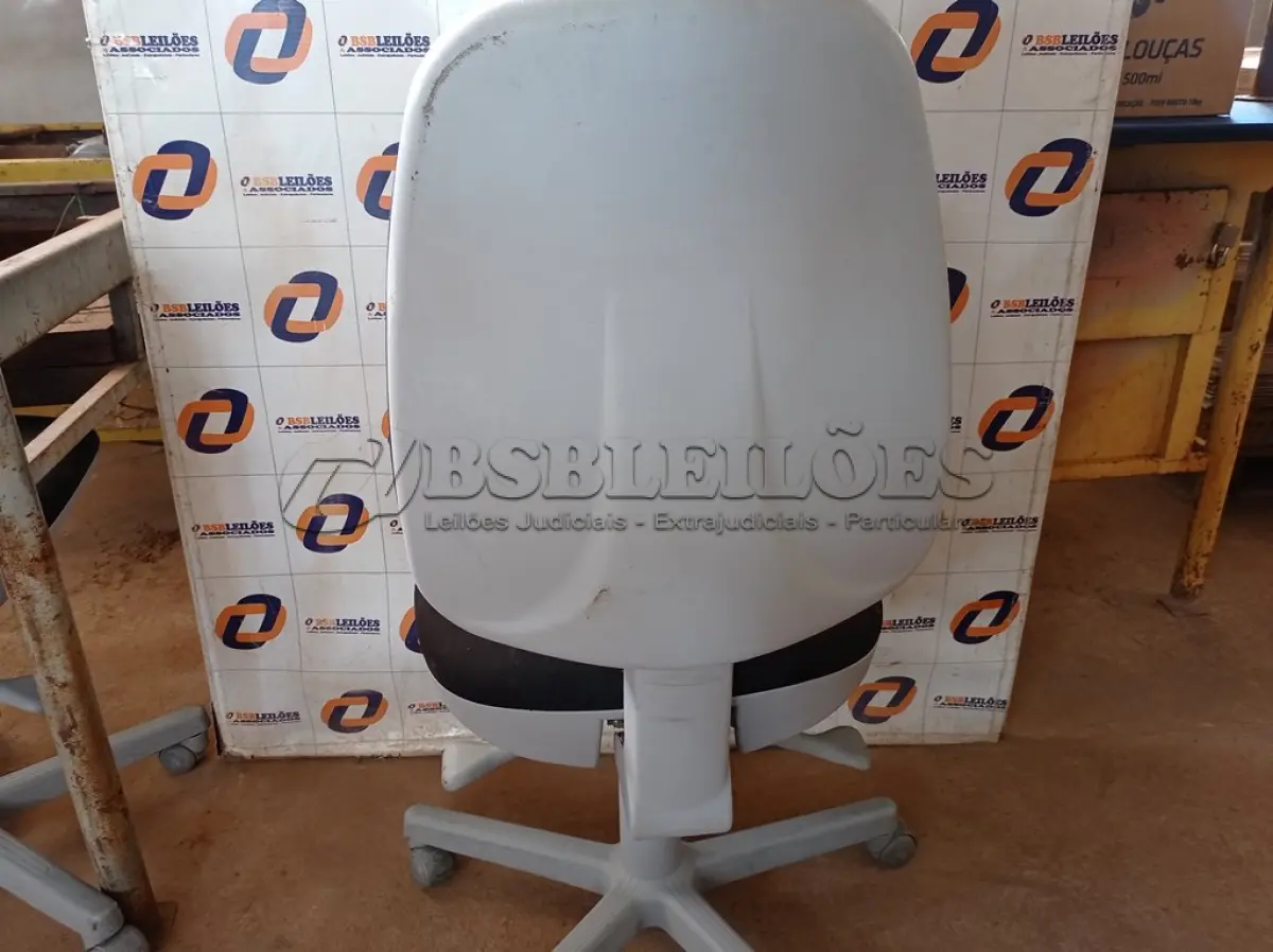 LOTE 617 - 01 CADEIRA DE ESCRITÓRIO COM BASE GIRATÓRIA. (NO ESTADO) ATENÇÃO! FAZER A VISITAÇÃO ANTES DE ARREMATAR, NÃO SABEMOS SE FUNCIONA. LEILÃO NÃO TEM GARANTIA E NEM DEVOLUÇÃO, SUJEITO A POSSÍVEIS AVARIAS VISÍVEIS/OCULTAS E/OU AUSÊNCIA DE COMPONENTES.