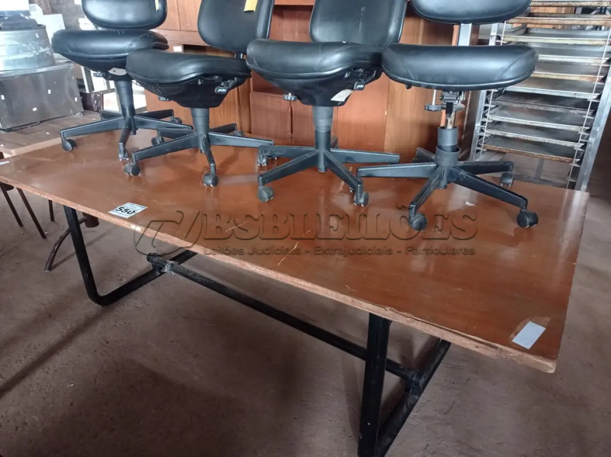 LOTE 550 - 01 MESA DE REUNIÃO COM BASE DE FERRO FUNDIDO E 04 CADEIRAS DE ESCRITÓRIO COM BASE GIRATÓRIA. (NO ESTADO) ATENÇÃO! FAZER A VISITAÇÃO ANTES DE ARREMATAR, NÃO SABEMOS SE FUNCIONA. LEILÃO NÃO TEM GARANTIA E NEM DEVOLUÇÃO, SUJEITO A POSSÍVEIS AVARIAS VISÍVEIS/OCULTAS E/OU AUSÊNCIA DE COMPONENTES.