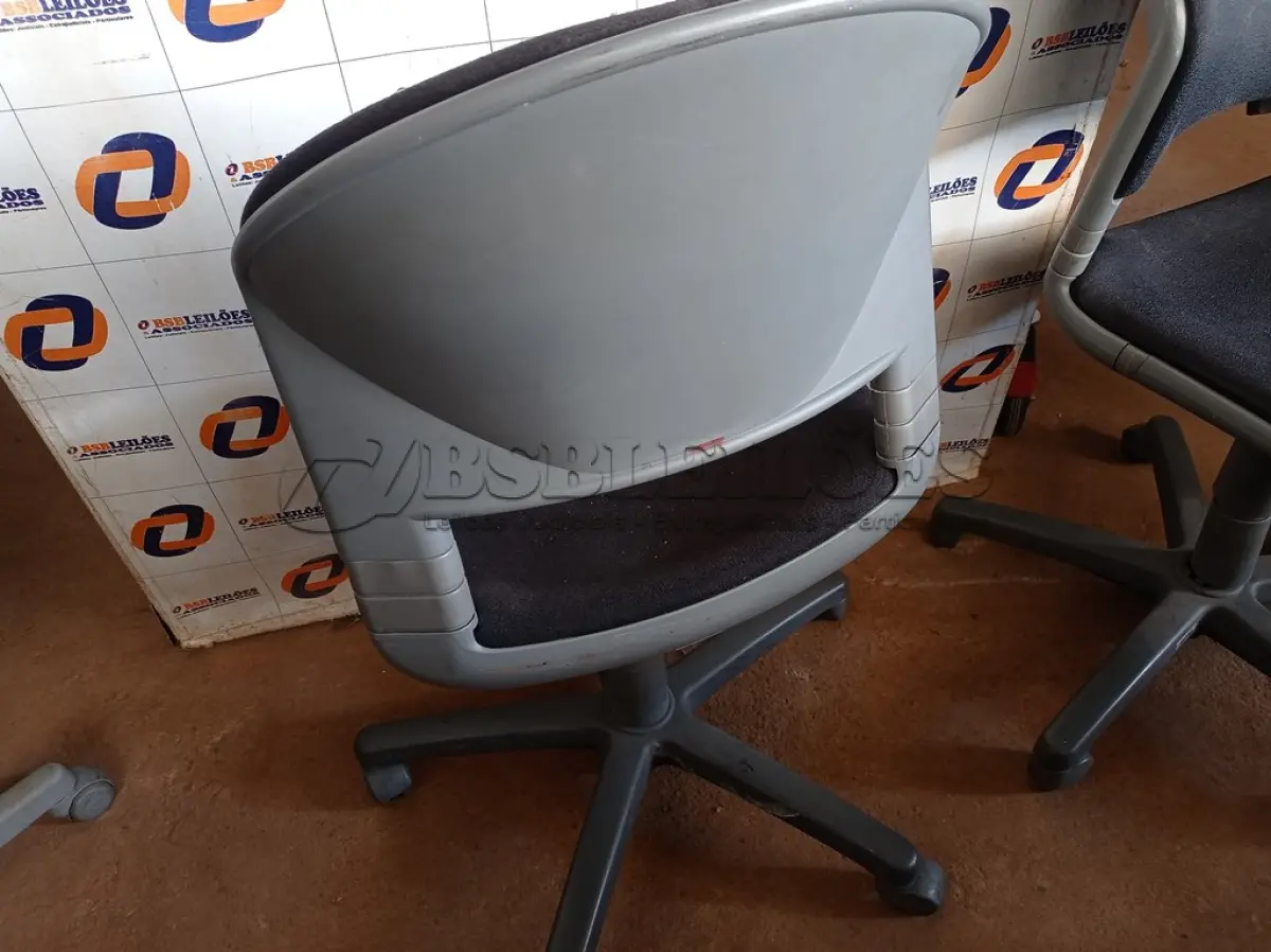 LOTE 598 - 01 CADEIRA DE ESCRITÓRIO COM BASE GIRATÓRIA. (NO ESTADO) ATENÇÃO! FAZER A VISITAÇÃO ANTES DE ARREMATAR, NÃO SABEMOS SE FUNCIONA. LEILÃO NÃO TEM GARANTIA E NEM DEVOLUÇÃO, SUJEITO A POSSÍVEIS AVARIAS VISÍVEIS/OCULTAS E/OU AUSÊNCIA DE COMPONENTES.
