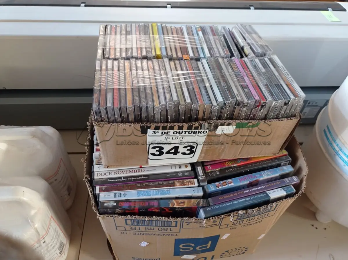 LOTE 343 - 01 LOTE COM VÁRIOS CDS E DVD’S TÍTULOS DIVERSOS. (NO ESTADO) ATENÇÃO! FAZER A VISITAÇÃO ANTES DE ARREMATAR, NÃO SABEMOS SE FUNCIONA. LEILÃO NÃO TEM GARANTIA E NEM DEVOLUÇÃO, SUJEITO A POSSÍVEIS AVARIAS VISÍVEIS/OCULTAS E/OU AUSÊNCIA DE COMPONENTES.