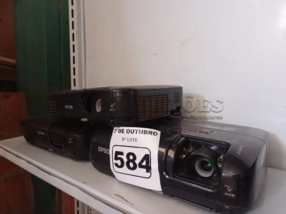 LOTE 584 - 03 PROJETORES MULTIMIDIA MARCAS EPSON. (NO ESTADO) ATENÇÃO! FAZER A VISITAÇÃO ANTES DE ARREMATAR, NÃO SABEMOS SE FUNCIONA. LEILÃO NÃO TEM GARANTIA E NEM DEVOLUÇÃO, SUJEITO A POSSÍVEIS AVARIAS VISÍVEIS/OCULTAS E/OU AUSÊNCIA DE COMPONENTES.