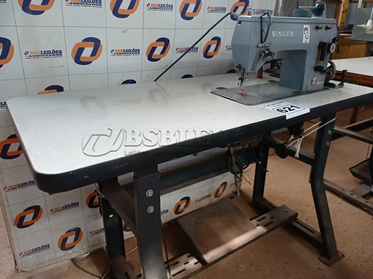 LOTE 621 - 01 MÁQUINA DE COSTURA MARCA SINGER. (NO ESTADO) ATENÇÃO! FAZER A VISITAÇÃO ANTES DE ARREMATAR, NÃO SABEMOS SE FUNCIONA. LEILÃO NÃO TEM GARANTIA E NEM DEVOLUÇÃO, SUJEITO A POSSÍVEIS AVARIAS VISÍVEIS/OCULTAS E/OU AUSÊNCIA DE COMPONENTES.