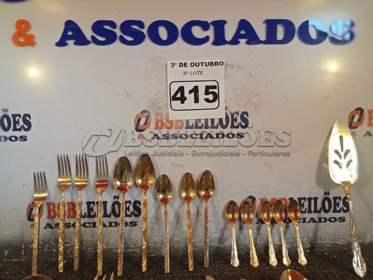 LOTE 415 - 22 PEÇAS DE TALHERES DIVERSOS EM METAL. (NO ESTADO) ATENÇÃO! FAZER A VISITAÇÃO ANTES DE ARREMATAR, NÃO SABEMOS SE FUNCIONA. LEILÃO NÃO TEM GARANTIA E NEM DEVOLUÇÃO, SUJEITO A POSSÍVEIS AVARIAS VISÍVEIS/OCULTAS E/OU AUSÊNCIA DE COMPONENTES.