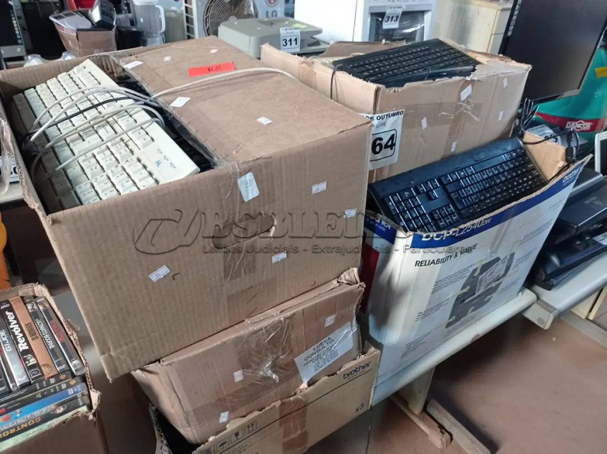 LOTE 364 - 01 LOTE COM GRANDE QUANTIDADE DE TECLADOS PARA PC MARCAS E MODELOS DIVERSOS. (NO ESTADO) ATENÇÃO! FAZER A VISITAÇÃO ANTES DE ARREMATAR, NÃO SABEMOS SE FUNCIONA. LEILÃO NÃO TEM GARANTIA E NEM DEVOLUÇÃO, SUJEITO A POSSÍVEIS AVARIAS VISÍVEIS/OCULTAS E/OU AUSÊNCIA DE COMPONENTES.