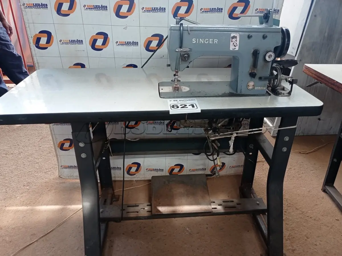 LOTE 621 - 01 MÁQUINA DE COSTURA MARCA SINGER. (NO ESTADO) ATENÇÃO! FAZER A VISITAÇÃO ANTES DE ARREMATAR, NÃO SABEMOS SE FUNCIONA. LEILÃO NÃO TEM GARANTIA E NEM DEVOLUÇÃO, SUJEITO A POSSÍVEIS AVARIAS VISÍVEIS/OCULTAS E/OU AUSÊNCIA DE COMPONENTES.