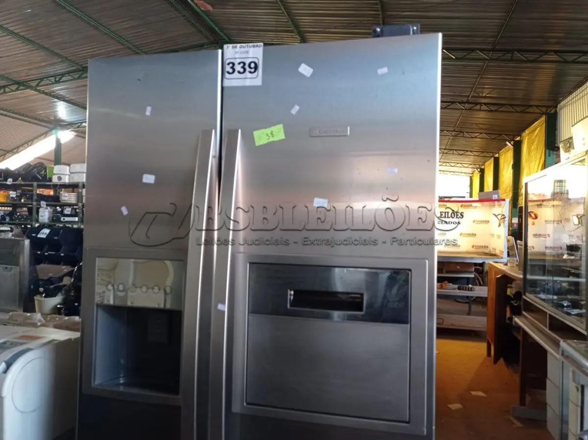 LOTE 339 - 01 GELADEIRA 02 PORTAS ELECTROLUX EM AÇO ESCOVADO 127V. (NO ESTADO) ATENÇÃO! FAZER A VISITAÇÃO ANTES DE ARREMATAR, NÃO SABEMOS SE FUNCIONA. LEILÃO NÃO TEM GARANTIA E NEM DEVOLUÇÃO, SUJEITO A POSSÍVEIS AVARIAS VISÍVEIS/OCULTAS E/OU AUSÊNCIA DE COMPONENTES.