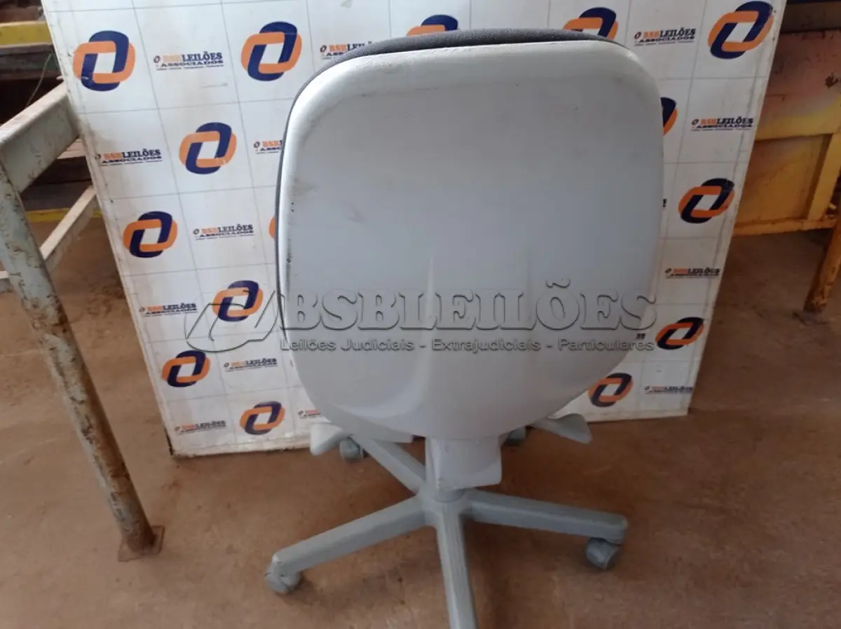 LOTE 616 - 01 CADEIRA DE ESCRITÓRIO COM BASE GIRATÓRIA. (NO ESTADO) ATENÇÃO! FAZER A VISITAÇÃO ANTES DE ARREMATAR, NÃO SABEMOS SE FUNCIONA. LEILÃO NÃO TEM GARANTIA E NEM DEVOLUÇÃO, SUJEITO A POSSÍVEIS AVARIAS VISÍVEIS/OCULTAS E/OU AUSÊNCIA DE COMPONENTES.