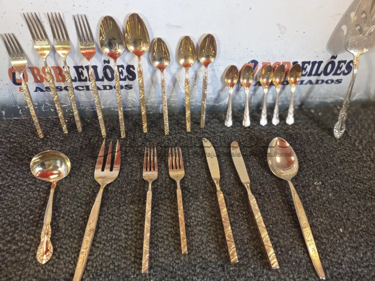 LOTE 415 - 22 PEÇAS DE TALHERES DIVERSOS EM METAL. (NO ESTADO) ATENÇÃO! FAZER A VISITAÇÃO ANTES DE ARREMATAR, NÃO SABEMOS SE FUNCIONA. LEILÃO NÃO TEM GARANTIA E NEM DEVOLUÇÃO, SUJEITO A POSSÍVEIS AVARIAS VISÍVEIS/OCULTAS E/OU AUSÊNCIA DE COMPONENTES.