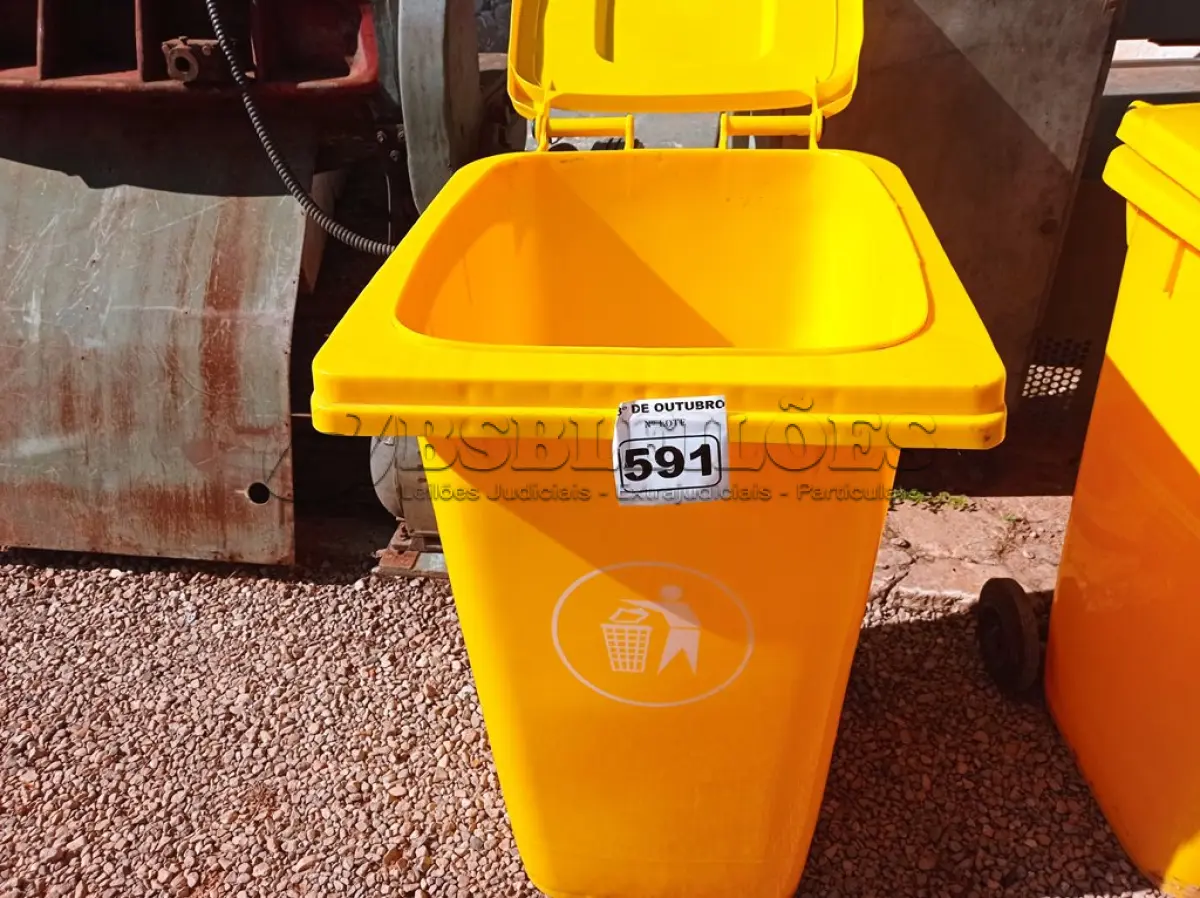 LOTE 591 - 01 CONTAINER HDPE EM-840 240L. (NO ESTADO) ATENÇÃO! FAZER A VISITAÇÃO ANTES DE ARREMATAR, NÃO SABEMOS SE FUNCIONA. LEILÃO NÃO TEM GARANTIA E NEM DEVOLUÇÃO, SUJEITO A POSSÍVEIS AVARIAS VISÍVEIS/OCULTAS E/OU AUSÊNCIA DE COMPONENTES.