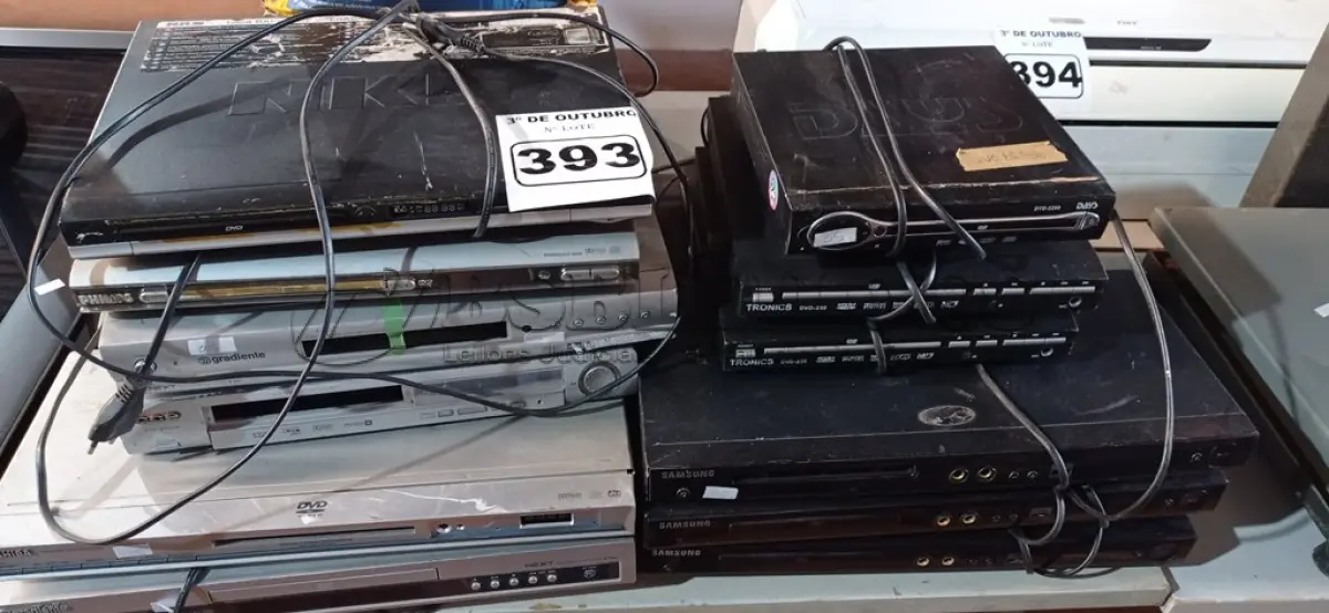 LOTE 393 - 12 APARELHOS DE DVD MARCAS E MODELOS DIVERSOS. (NO ESTADO) ATENÇÃO! FAZER A VISITAÇÃO ANTES DE ARREMATAR, NÃO SABEMOS SE FUNCIONA. LEILÃO NÃO TEM GARANTIA E NEM DEVOLUÇÃO, SUJEITO A POSSÍVEIS AVARIAS VISÍVEIS/OCULTAS E/OU AUSÊNCIA DE COMPONENTES.