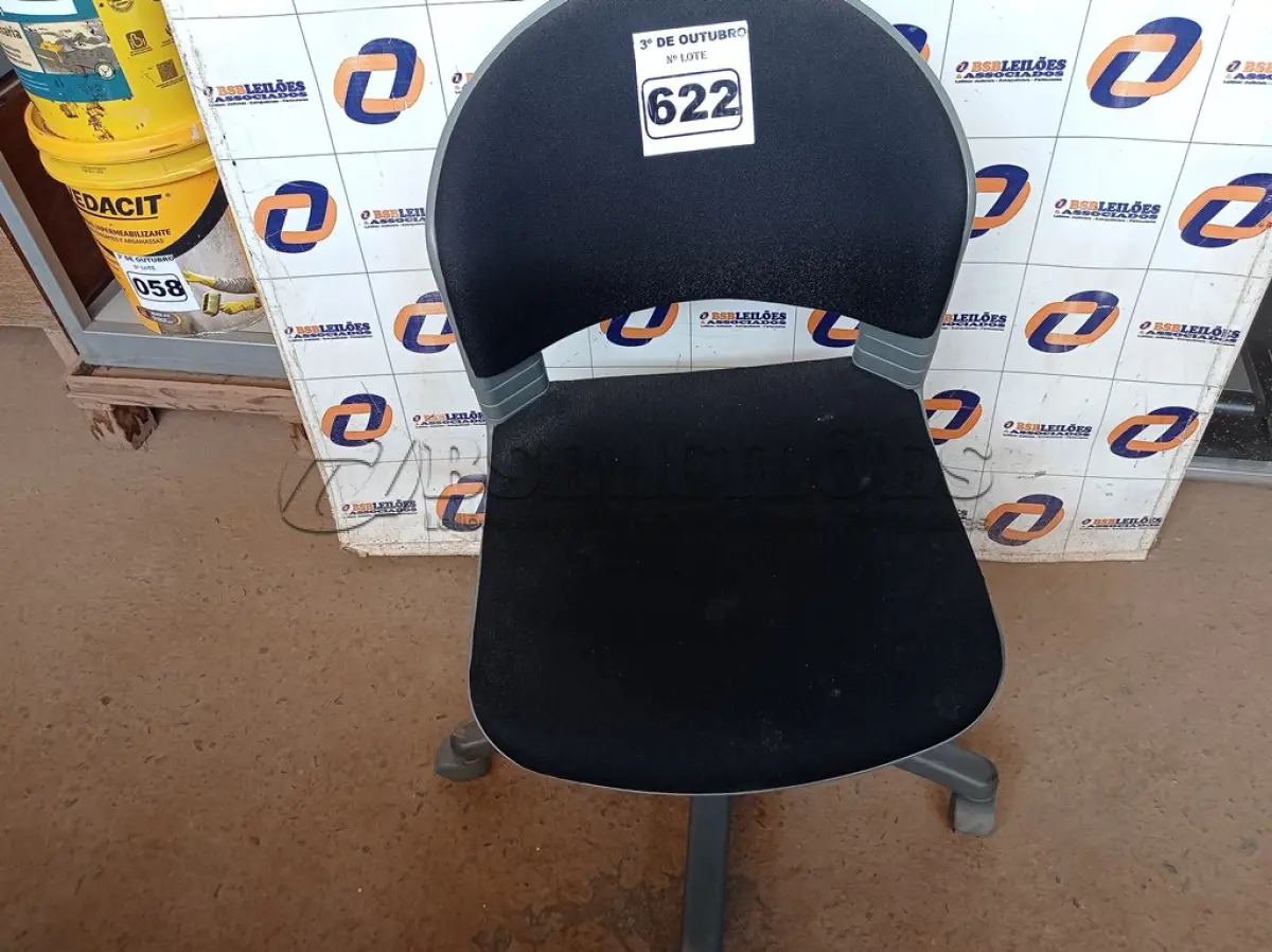 LOTE 622 - 01 CADEIRA DE ESCRITÓRIO COM BASE GIRATÓRIA. (NO ESTADO) ATENÇÃO! FAZER A VISITAÇÃO ANTES DE ARREMATAR, NÃO SABEMOS SE FUNCIONA. LEILÃO NÃO TEM GARANTIA E NEM DEVOLUÇÃO, SUJEITO A POSSÍVEIS AVARIAS VISÍVEIS/OCULTAS E/OU AUSÊNCIA DE COMPONENTES.