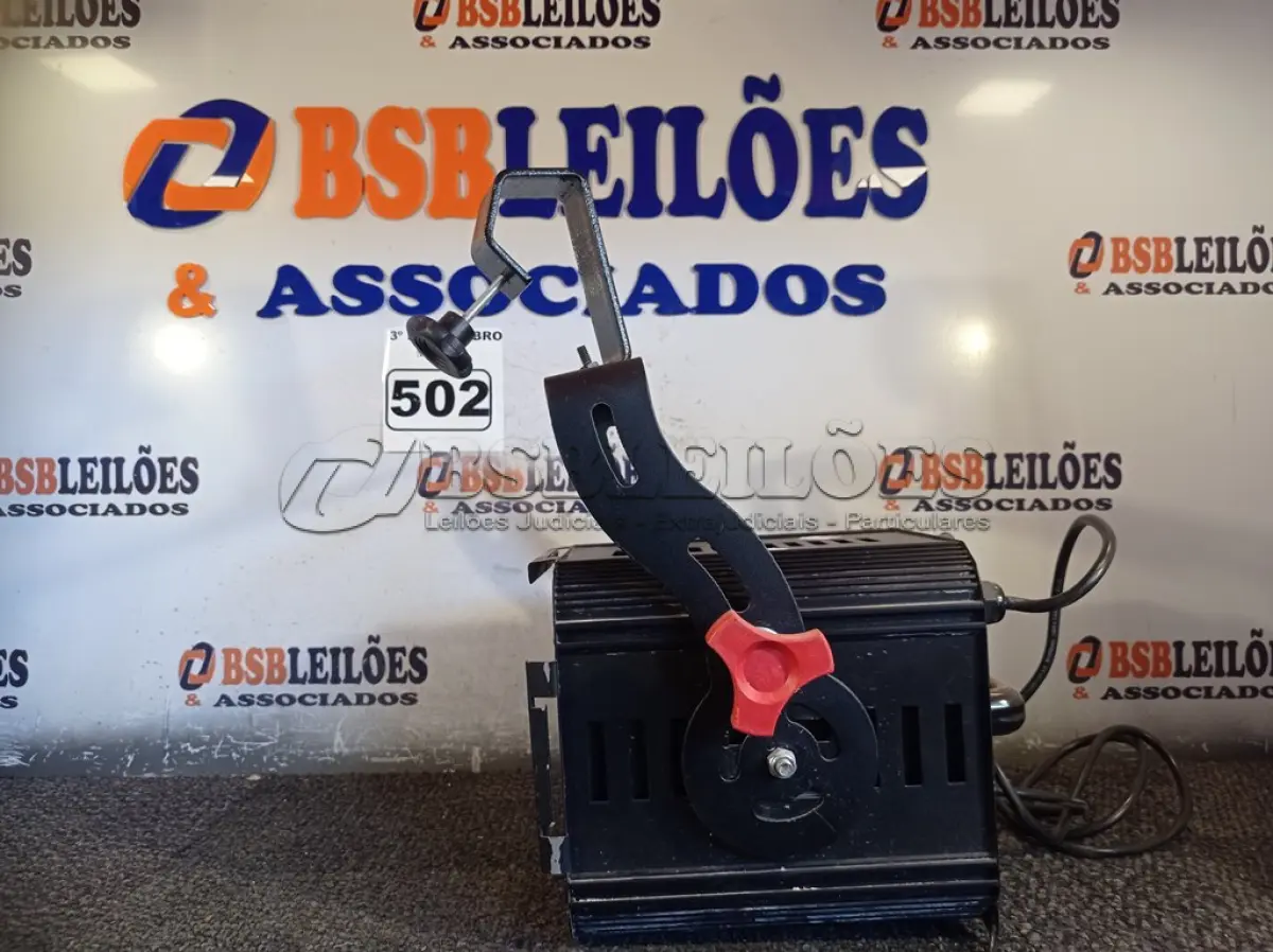 LOTE 502 - 01 LUMINÁRIA DE PALCO. (NO ESTADO) ATENÇÃO! FAZER A VISITAÇÃO ANTES DE ARREMATAR, NÃO SABEMOS SE FUNCIONA. LEILÃO NÃO TEM GARANTIA E NEM DEVOLUÇÃO, SUJEITO A POSSÍVEIS AVARIAS VISÍVEIS/OCULTAS E/OU AUSÊNCIA DE COMPONENTES.