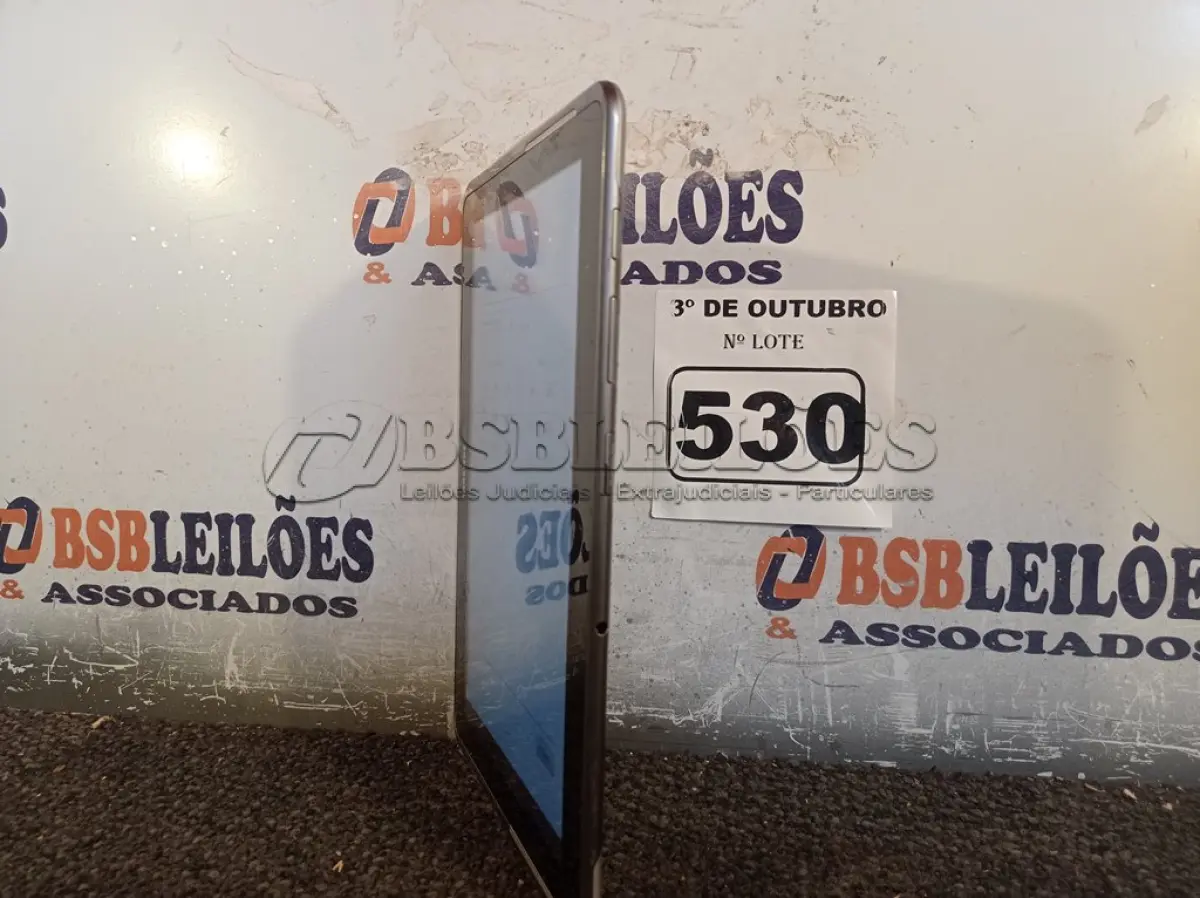 LOTE 530 - 01 TABLET SAMSUNG SEM CABO. (NO ESTADO) ATENÇÃO! FAZER A VISITAÇÃO ANTES DE ARREMATAR, NÃO SABEMOS SE FUNCIONA. LEILÃO NÃO TEM GARANTIA E NEM DEVOLUÇÃO, SUJEITO A POSSÍVEIS AVARIAS VISÍVEIS/OCULTAS E/OU AUSÊNCIA DE COMPONENTES.