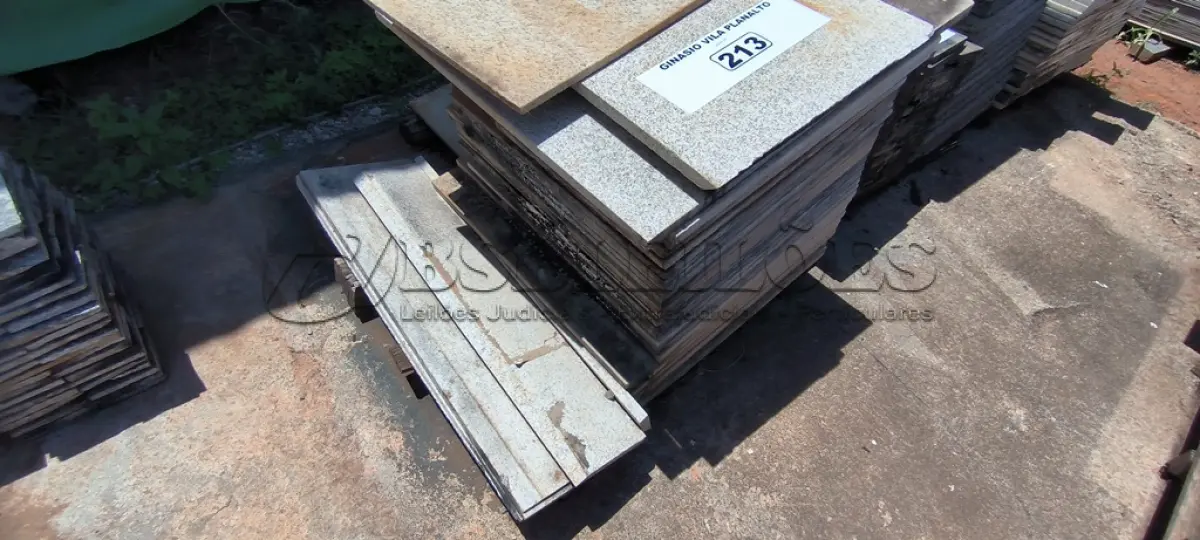 LOTE 213 - 01 LOTE COM RODAPÉS EM GARNIDO TAMANHOS E CORES DIVERSAS (NO ESTADO, NÃO SABEMOS SE FUNCIONA. LEILÃO NÃO TEM GARANTIA E NEM DEVOLUÇÃO).