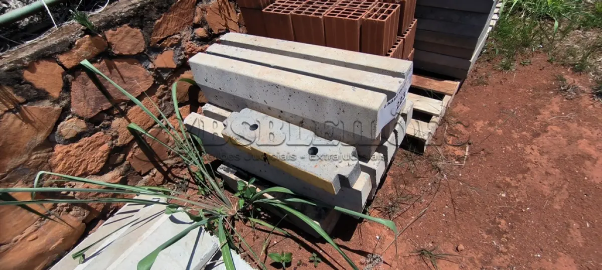 LOTE 223 - 01 LOTE COM MEIO FIO EM CONCRETO (NO ESTADO, NÃO SABEMOS SE FUNCIONA. LEILÃO NÃO TEM GARANTIA E NEM DEVOLUÇÃO).