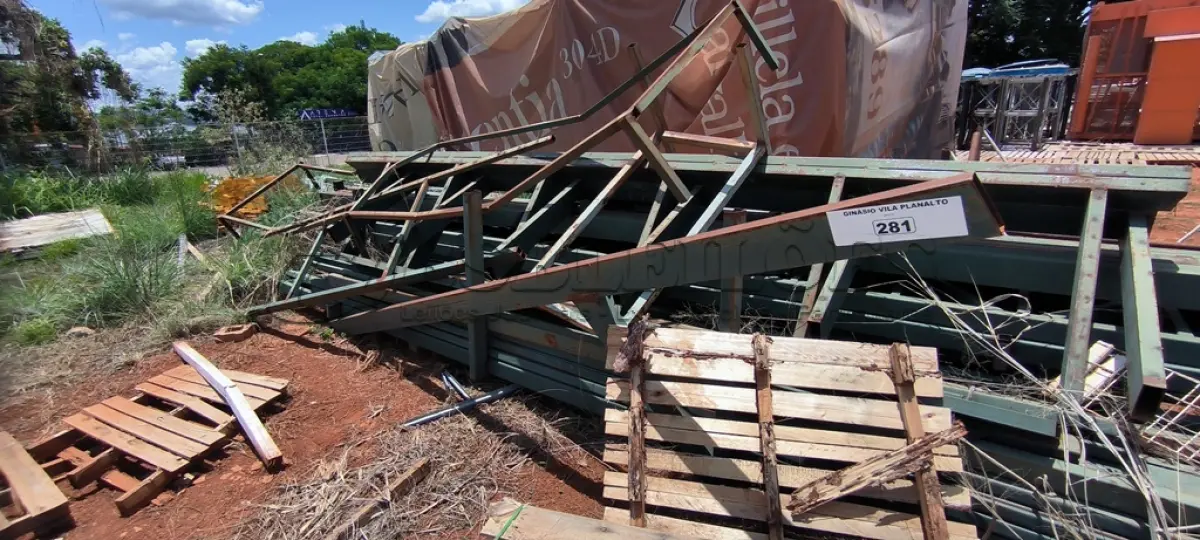 LOTE 281 - 01 LOTE COM TESOURAS EM FERRO E PERFIS EM FERRO NA COR VERDE (NO ESTADO, NÃO SABEMOS SE FUNCIONA. LEILÃO NÃO TEM GARANTIA E NEM DEVOLUÇÃO).