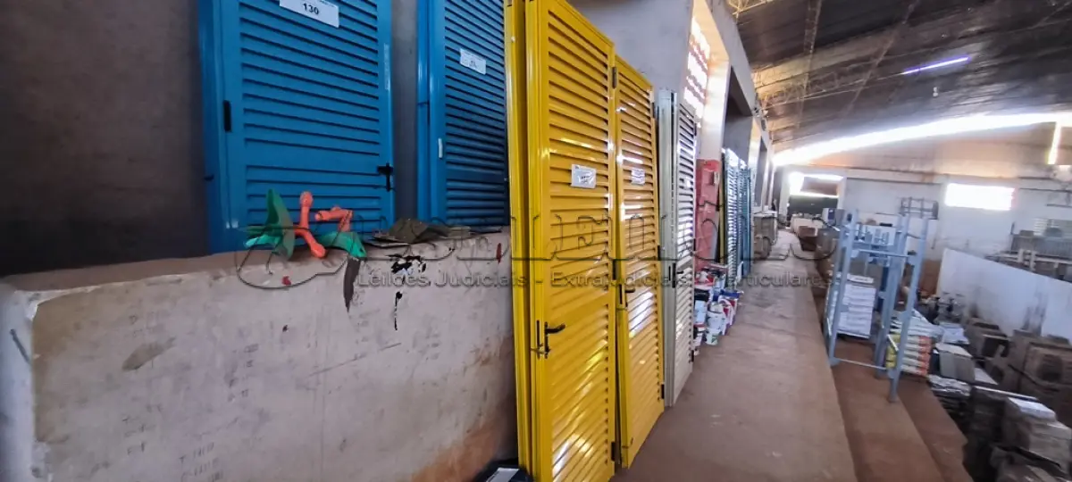 LOTE 134 - 02 PORTAS EM ALUMÍNIO 80X2,45 NA COR AMARELA (NO ESTADO, NÃO SABEMOS SE FUNCIONA. LEILÃO NÃO TEM GARANTIA E NEM DEVOLUÇÃO).