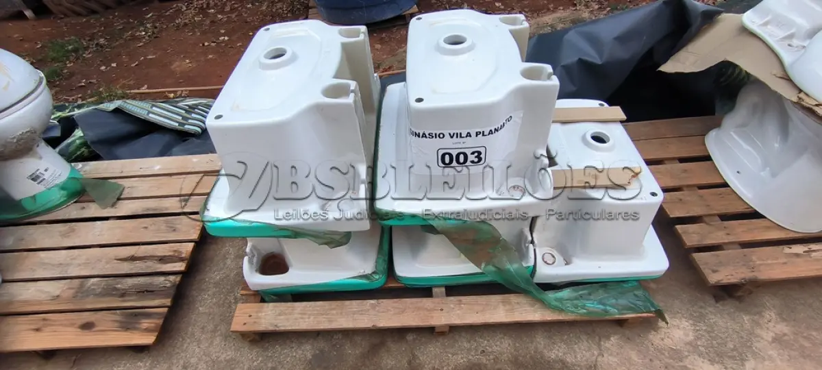 LOTE 003 - 01 LOTE COM 05 TANQUES PARA LAVANDERIA CELITE BRANCO (NO ESTADO, NÃO SABEMOS SE FUNCIONA. LEILÃO NÃO TEM GARANTIA E NEM DEVOLUÇÃO).