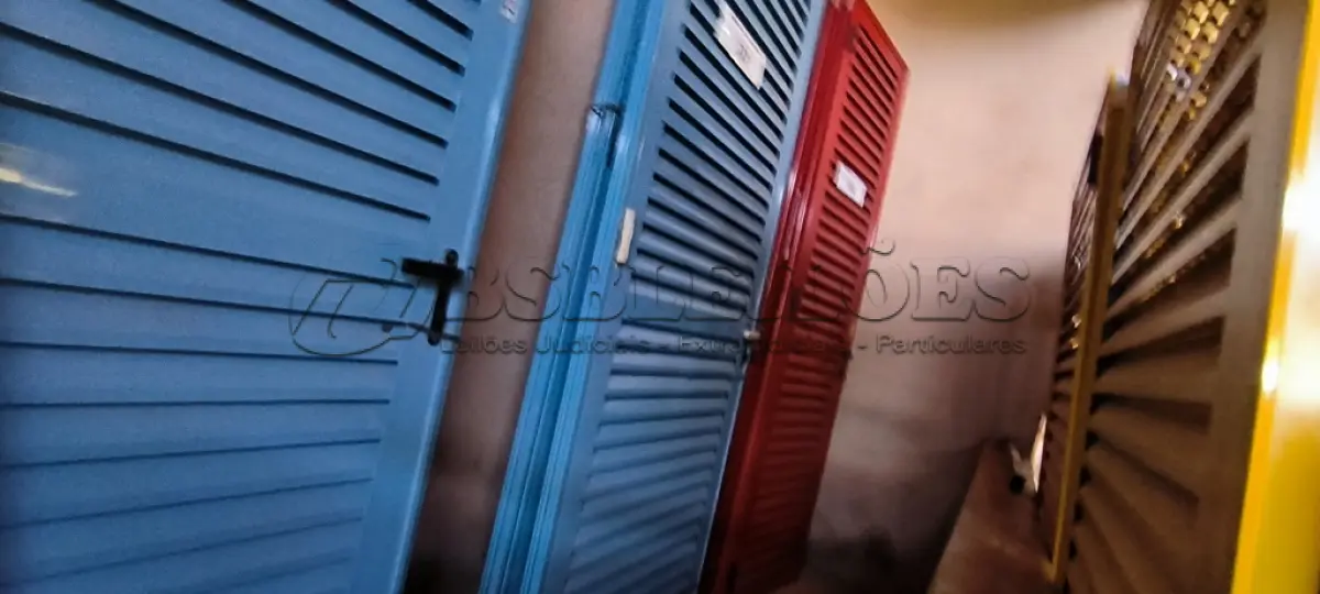 LOTE 132 - 02 PORTAS EM ALUMÍNIO 80X2,45 NA COR AZUL (NO ESTADO, NÃO SABEMOS SE FUNCIONA. LEILÃO NÃO TEM GARANTIA E NEM DEVOLUÇÃO).