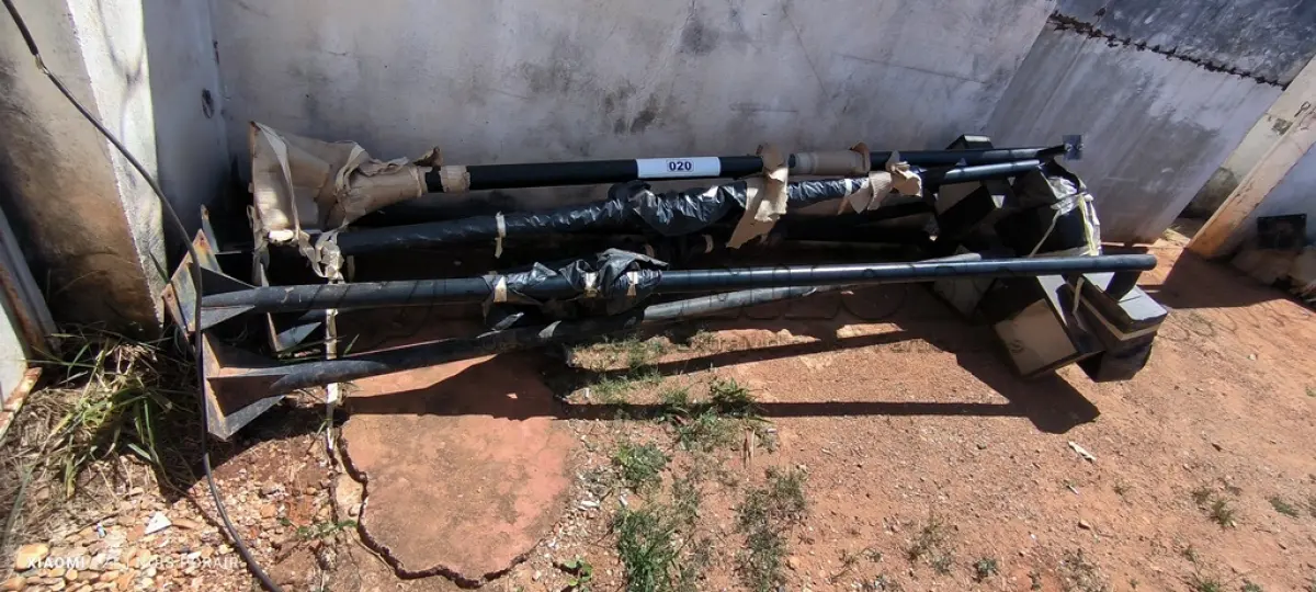 LOTE 020 - 06 POSTES SENDO 05 COM LUMINÁRIAS (NO ESTADO, NÃO SABEMOS SE FUNCIONA. LEILÃO NÃO TEM GARANTIA E NEM DEVOLUÇÃO).