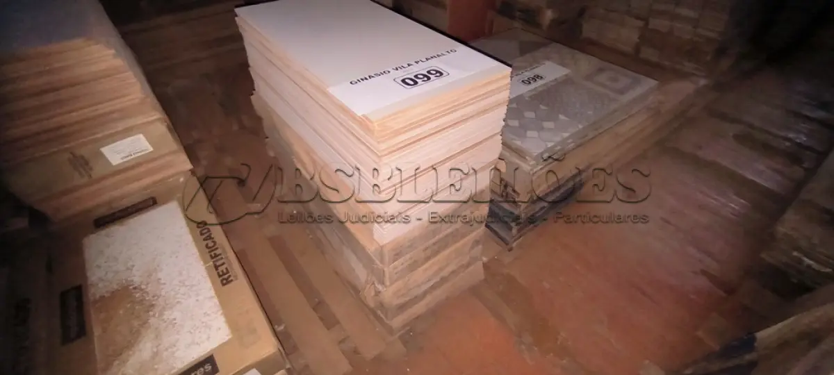 LOTE 099 - 01 LOTE COM REVESTIMENTOS 30X60 BRANCO (NO ESTADO, NÃO SABEMOS SE FUNCIONA. LEILÃO NÃO TEM GARANTIA E NEM DEVOLUÇÃO).