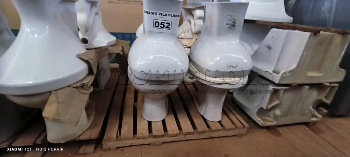 LOTE 052 - 01 LOTE COM 04 VASOS SANITÁRIOS (NO ESTADO, NÃO SABEMOS SE FUNCIONA. LEILÃO NÃO TEM GARANTIA E NEM DEVOLUÇÃO).