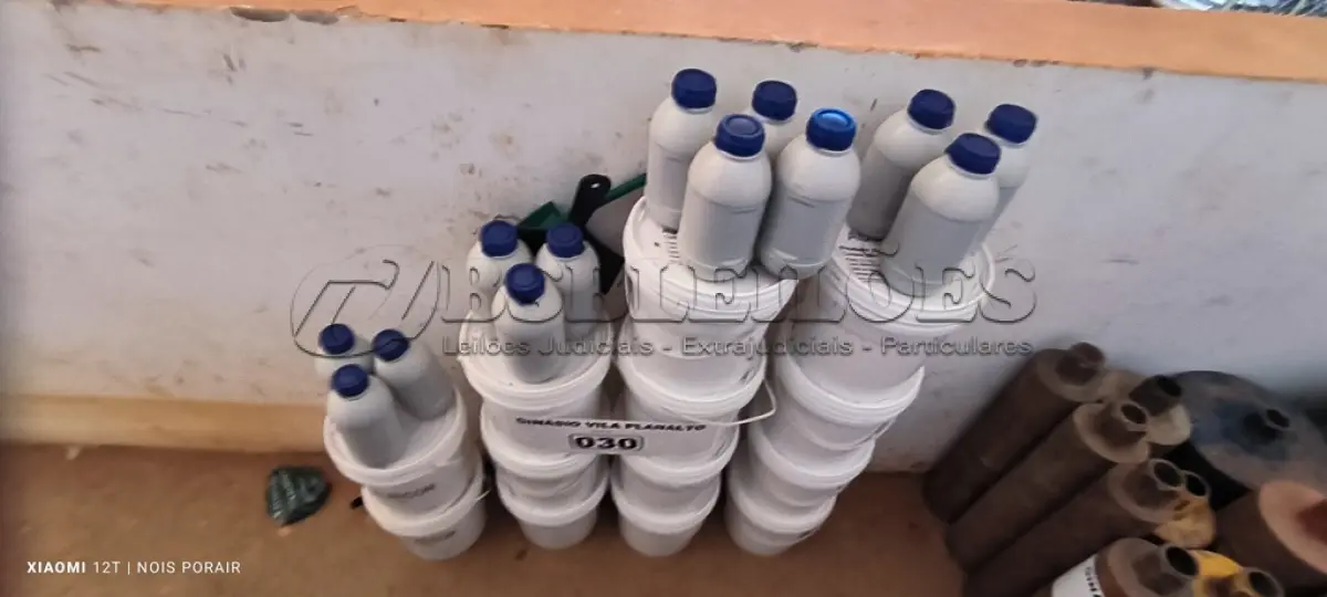 LOTE 030 - 13 LATAS DE 5KG COM COLA PISO AUBICON (NO ESTADO, NÃO SABEMOS SE FUNCIONA. LEILÃO NÃO TEM GARANTIA E NEM DEVOLUÇÃO).