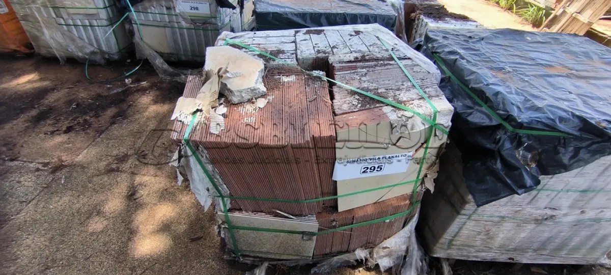 LOTE 295 - 01 PALETE COM REVESTIMENTO PORTOBELLO BASICA (NO ESTADO, NÃO SABEMOS SE FUNCIONA. LEILÃO NÃO TEM GARANTIA E NEM DEVOLUÇÃO).