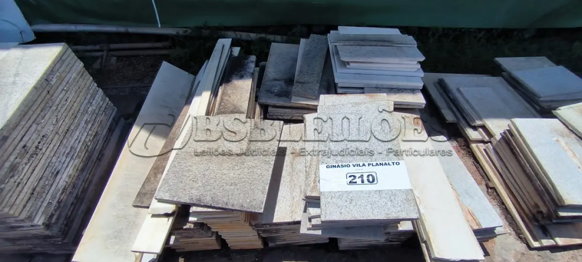 LOTE 210 - 01 LOTE COM RODAPÉS EM GRANITO TAMANHOS E CORES DIVERSAS (NO ESTADO, NÃO SABEMOS SE FUNCIONA. LEILÃO NÃO TEM GARANTIA E NEM DEVOLUÇÃO).