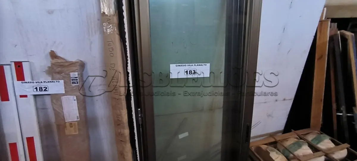 LOTE 183 - 04 PORTAS EM ALUMÍNIO COM VIDRO 90X2,44 (NO ESTADO, NÃO SABEMOS SE FUNCIONA. LEILÃO NÃO TEM GARANTIA E NEM DEVOLUÇÃO).