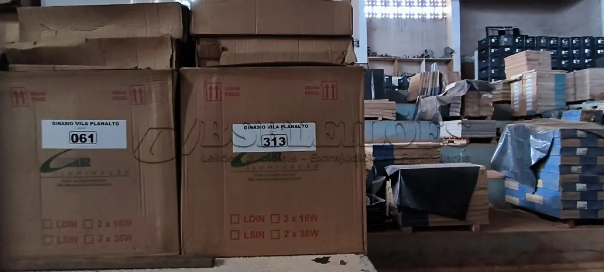LOTE 313 - 01 LOTE COM LUMINÁRIAS QUADRADAS DE EMBUTIR (NO ESTADO, NÃO SABEMOS SE FUNCIONA. LEILÃO NÃO TEM GARANTIA E NEM DEVOLUÇÃO).