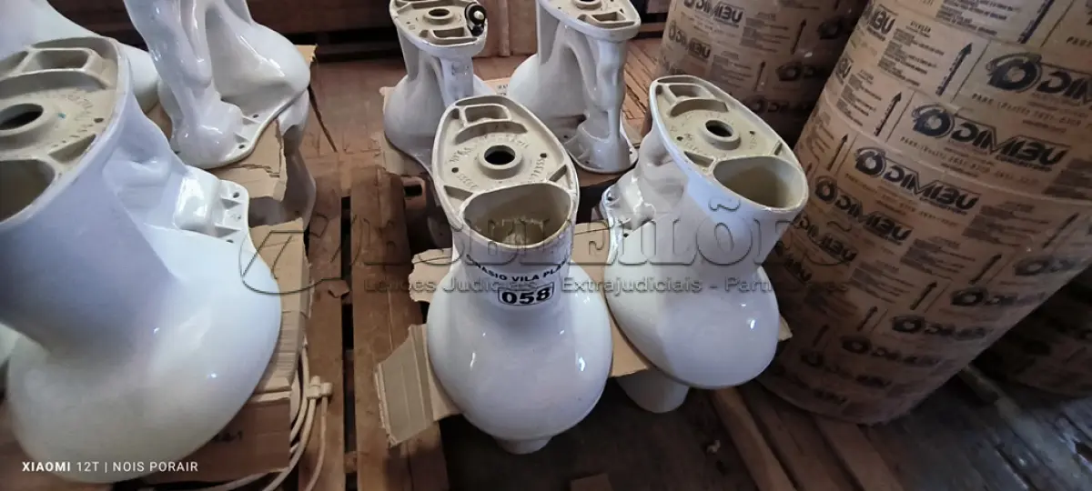 LOTE 058 - 01 LOTE COM 04 VASOS SANITÁRIOS (NO ESTADO, NÃO SABEMOS SE FUNCIONA. LEILÃO NÃO TEM GARANTIA E NEM DEVOLUÇÃO).
